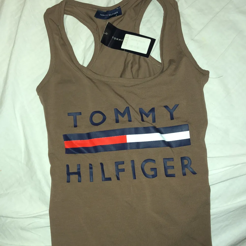 Ett snyggt tommy hilfiger linne i storlek S (aldrig använt) . Toppar.