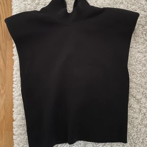 Tröja med puffärmar och hög krage - Svart, tajt tröja med puffärmar som passar att ha över en annan tröja/en skjorta. 