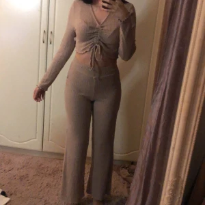 Ribbat khaki set - Ett snyggt ribbat khaki set som är helt nytt, anledningen till varför jag valt att sälja dessa är då de är en storlek för stora för mig, men de kommer säkert passa nästa person snyggt!🤍 Byxorna är XS men stora i storleken och passar som en M storlek med.
