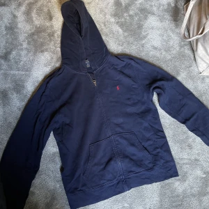 Zip hoodie Ralph Lauren - Fin Ralph Lauren zip hoodie. Passar S/M.