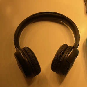 JBL hörlurar - Helt fungerande JBL hörlurar. Fick dom som en gåva för någon månad sen. Är jättesköna på huvudet och öronen och kommer skickas med instruktioner. Skickas också såklart fulladdade! 🎧
