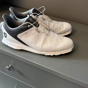 FootJoy UltraFit är en sportig sko som levererar prestanda med en stabil och spiklös yttersula där det greppsäkra mönstret ger utmärkt fotfäste i alla väder. Jag har använt dessa skor 3-4 gånger allt har varit perfekt har inte haft några problem alls