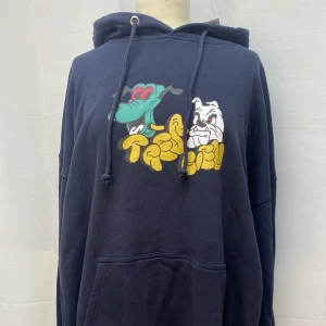 Tres Bien Hoodie  - Blå Tres Bien Hoodie. Väldigt bekväm och bra kvalite på materialet. Nypris är ungefär 2400kr. Graphic Hoodie. Har från storlek S-XXL.