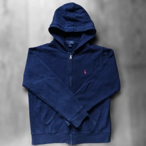 Ralhp lauren zip hoodie - En riktigt snygg zip hoodie från Ralph lauren. Väldigt bra skick. Storlek 14/16 men skulle säga att den passar runt 160/165.  Skriv vid frågor och funderingar🙌