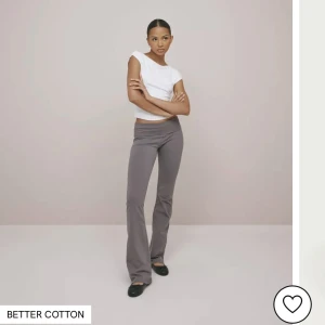 Yogapants - Bootcut tights från Nelly i storlek M, säljes pågrund av förstora. Använda endast en gång. Passar mig som är 175 i längden🤍