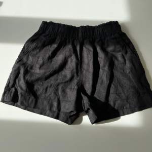 Helt nya linneshorts från H&M i storlek S med prislapp kvar 🖤Köpta för 229 kr men säljer för 200 kr, köpare står för frakt men kan också mötas upp 🖤