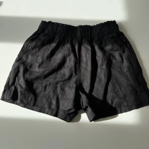 Svarta linneshorts från H&M 🖤 - Helt nya linneshorts från H&M i storlek S med prislapp kvar 🖤Köpta för 229 kr men säljer för 200 kr, köpare står för frakt men kan också mötas upp 🖤