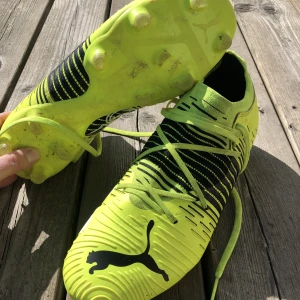 Fotbollsskor  - Puma Str 40,5 26cm är innnermått. Nyskick då de bara blev använda väldigt kort period 