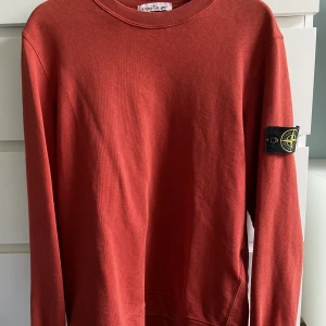 Stone island sweatshirt - Skön stone sweatshirt skick 9/10 använt några gånger. Pris kan diskuteras