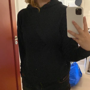 svart tunn hoodie från L.O.G.G. - perfekt för friluftsliv eller vanligt användande 