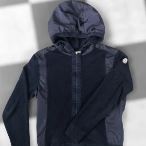 Moncler cardigan - Riktigt härlig moncler cardigan perfekt nu till hösten. Den passar runt 165/168. Väldigt fint skick   Skriv vid frågor eller funderingar🙌