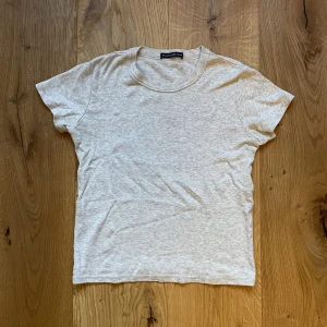 Grå T-shirt  - T-shirt från Brandy Melville som är använd 3 gånger så nästan som ny! 