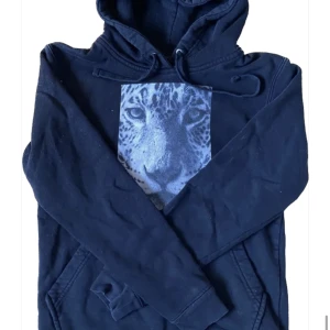 The cool elephant hoodie - En svart hoodie från The cool elephant med en leopard som tryck. Storlek xs och sitter lite för tight för mig som är 160 cm lång och oftast har xs i kläder🫶🏼