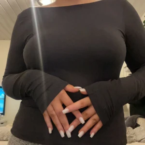 Populär tröja från Gina❤️ - Jätte poppis tröja med utskuren rygg från gina. Använd 1-2 gånger. Säljer pga fel storlek.💕