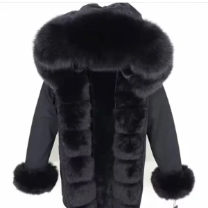 Pälsjacka  - Säljer min pälsjacka nästan aldrig använt, den har ett hål i fickan säljer den billigt! Köpt för 3999kr och säljer den för 900.