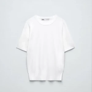 Zara tröja  - Säljer min zara tröja då den inte kommer till så mycket användning! LÅNADE BILDER ❤️