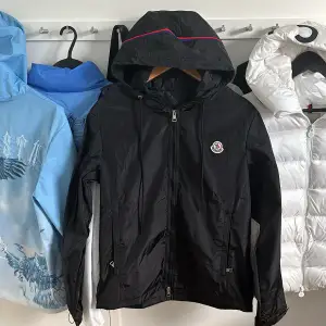 En moncler windbreaker breaker för 1200 nfc tag funkar och qr funkar den är storlek S men kan passa xs om ni har mer frågor eller om ni vill ha bättre bilder dm mig 