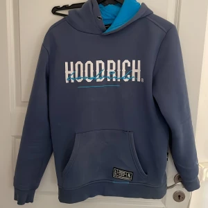 Hoodrich blå - Säljer min hoodrich hoodie eftersom jag inte använder den så ofta. Helt klart nytvättad. Kan ochså tänka mig att byta tröjan mot en annan.