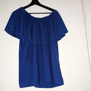 Snygg blå blus - En väldigt festlig och snygg blus som gör hela outfiten lite roligare Den är i storlek 48 men passar även på de som har 40-42