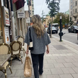 Kortärmad stickad tröja  - Säljer en likadan tröja som på bilden i storlek S. Helt ny från Moa Mattssons kollektion med nakd (helt slutsåld på hemsidan) 