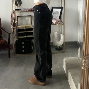 Mango jeans - Snygga jeans med Loose fit, långa i benen. Jag är 173cm och såhär sitter dem på mig