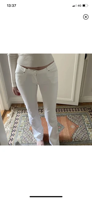 Lowwaisted Zara jeans - Superfina lågmidjade jeans från Zara! Aldrig använda, endast testade, så dom är i nyskick🫶(bilderna är lånade)