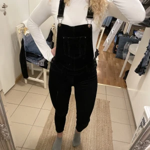 Svarta hängselbyxor - Snickarbyxor i svart Manchester. Så sköna lite lowwaist i modellen och croppade. Det är nästan hål i ena bakfickan.