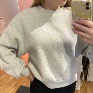 Grå sweatshirt - En grå basic sweatshirt från Gina tricot. Storlek S. Ganska använd men i bra skick. Köparen står för frakt.