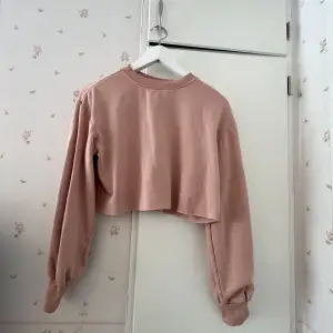 En rosa cropped sweatshirt i storlek XS. Från H&M, bra skick 💞Skriv för mer bilder 💖