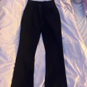 Säljer dessa jätte fina svarta bootcut jeans. Längd 99cm, storlek xxs Aldrig använda