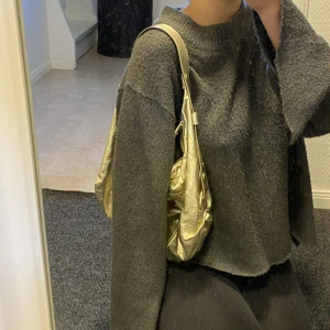 Guldig väska - Väskan är så fin på!! Också väldigt rymlig💞💞