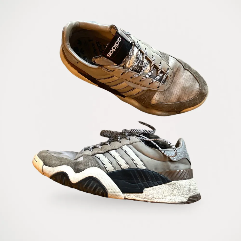 Sneakers från Adidas x Alexander Wang.  Storlek: 42 Material: Rubber Anmärkning: Annat. Allmänt använda kan behöva lite kärlek.. Skor.