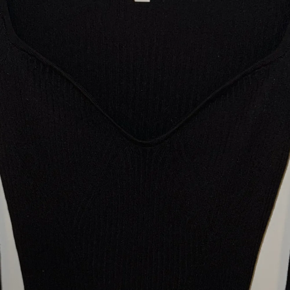 Ribbstickad svart tröja från h&m med lite volangärmar och urringning. Aldrig använd.. Toppar.