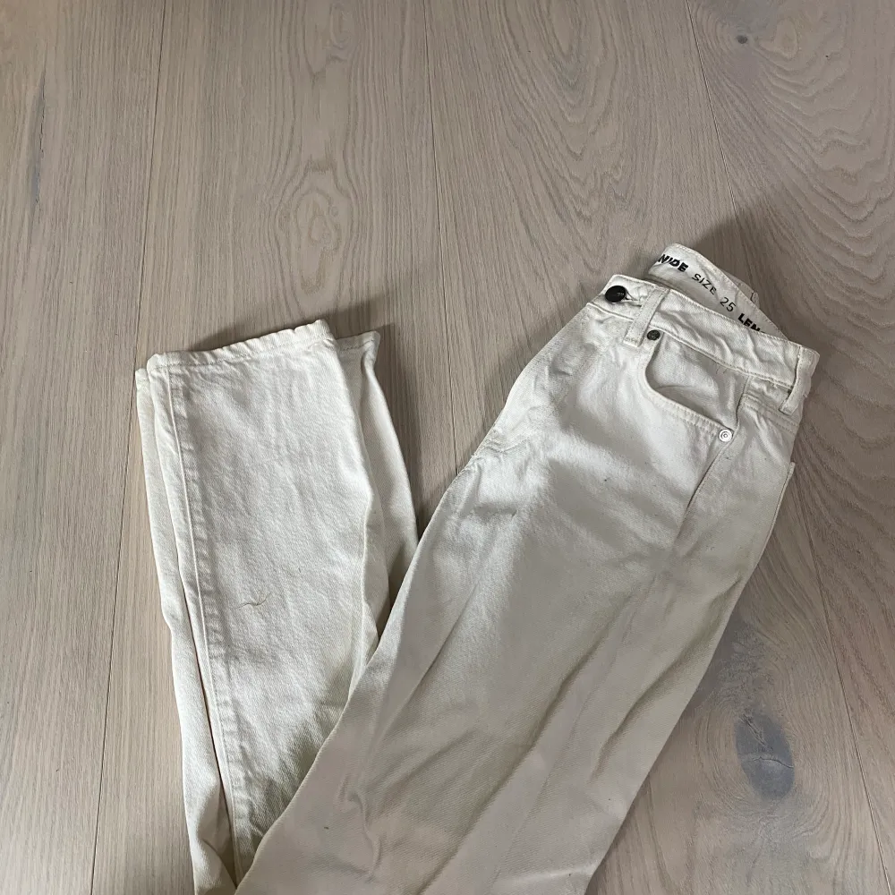 Beiga never denim jeans från Bikbok i storlek W-25 L-30. I nyskick, 150kr. Jeans & Byxor.