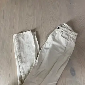 Beiga never denim jeans från Bikbok i storlek W-25 L-30. I nyskick, 150kr