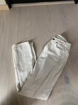 Beiga never denim jeans från Bikbok i storlek W-25 L-30. I nyskick, 150kr