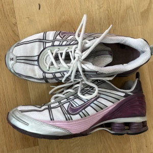 Nike Shox 2005 vintage - Lite små fläckar men det går garanterat bort. Känns som strl 39.