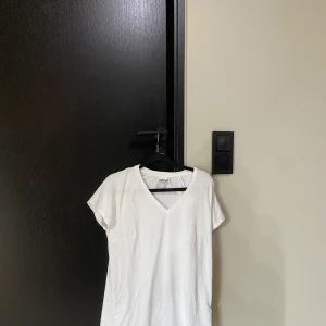 Vit träningströja - Vit träningströja från AIMN i storlek S. Aldrig använd 100kr