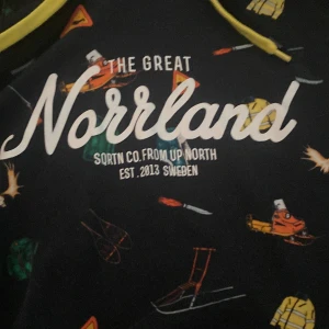 Norrland hoodie  - Skön Norrland hoodie. Köpte för ett tag sen men har aldrig använd. Nypris 899kr. Skriv vid frågor. Köparen står för frakten om inget annat står. 