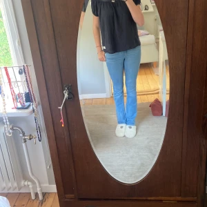 Low waist jeans - Säljer dessa söta ljusblåa låga jeans då dom är för korta för mig. Alldeles nya använd ca. 3 ggr
