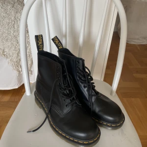 Dr. Martens - Nyskick! Använda någon enstaka gång. Storlek 39. Nypris 2100 kr