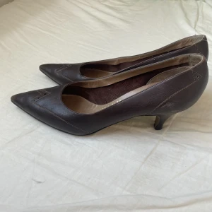 Vintage klackskor - Från 50-talet, uppskattar till storlek 36/37! En brännskada i sulan annars i fint skick för åldern!