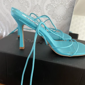 Sandaler från NAKD - Skit snygga sandaler från NAKD säljs pga fel storlek. Oanvända, precis i samma skick som dem blev köpta. Liten skavank men det obetydligtsynligt. 