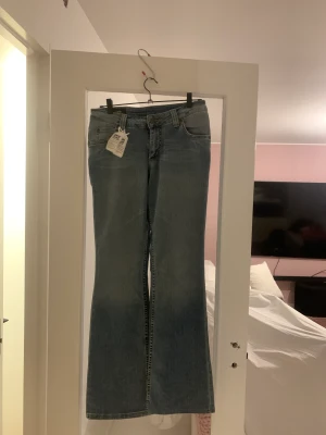 Lågmidjade Lee jeans🍃 - Supersnygga Lågmidjade Lee jeans. Har likadana så behöver inte två par. Sitter som en smäck och formar rumpan fint ;) W 30. L 33