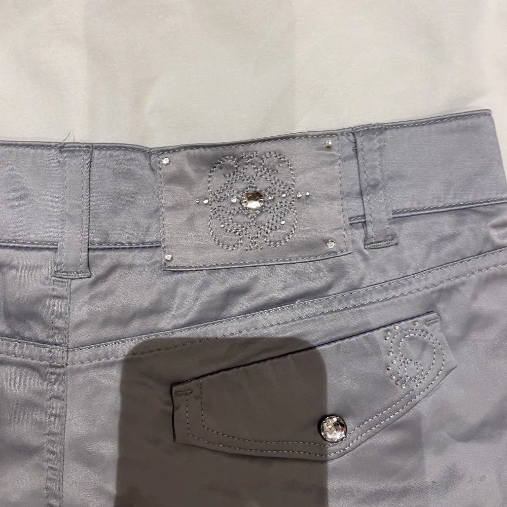 Assnygga lågmidjade shorts med coola detaljer från bershka. Shorts.