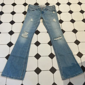 Lågmidjade jeans - De perfekta ljusa Low waist jeansen med slitningar som detalj. Midjemått tvärs över 36cm innerbenslängd 80cm 
