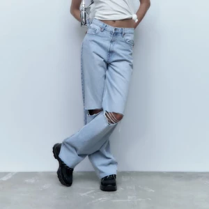 Zara jeans - Jeans från Zara, köpta för 399kr och aldrig använda! De var tyvärr för små när jag fick hem de och glömde av att lämna tillbaka. Men förövrigt jätte fina!