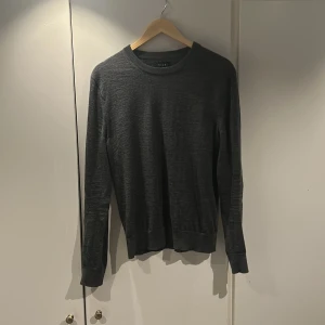 Stickad tröja - Skick 9/10 Storlek L men sitter som en M 🙌 Nån liten fundering så är det bara att skriva//Allt gott✅👏