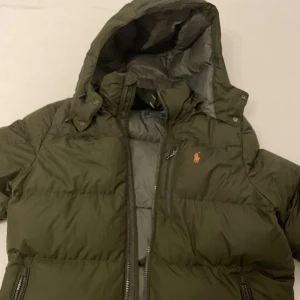 Ralphlouren Jacka! - Tjena! Säljer denna fina Ralphlouren vinterjackan. Den är i fint skick och har endast en liten skada innanför jackan bild får ni om ni kontaktar mig. Annars är den i fint skick. Strolek M men passar även S! Jackan köptes på Nk förra året för 4400 kronor.