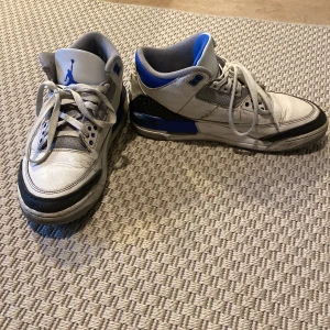Jordans - Jordan 3 skor i storlek 41, använt skick 